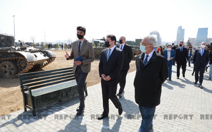 Участники международной конференции посетили Парк военных трофеев в Баку