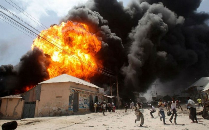 Три человека погибли при взрыве бомбы в столице Сомали