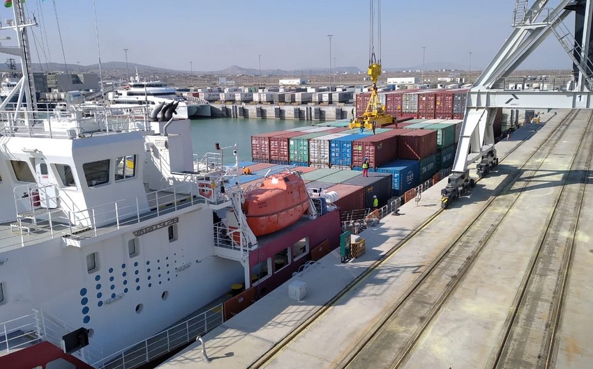 Отправленная из Турции в Кыргызстан медтехника прибыла в Бакинский порт