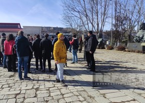 Int’l travelers visit administrative building of Shusha city