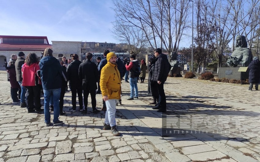 Int’l travelers visit administrative building of Shusha city