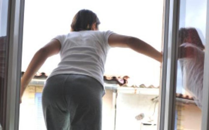 В Баку 26-летняя девушка выпрыгнула с балкона