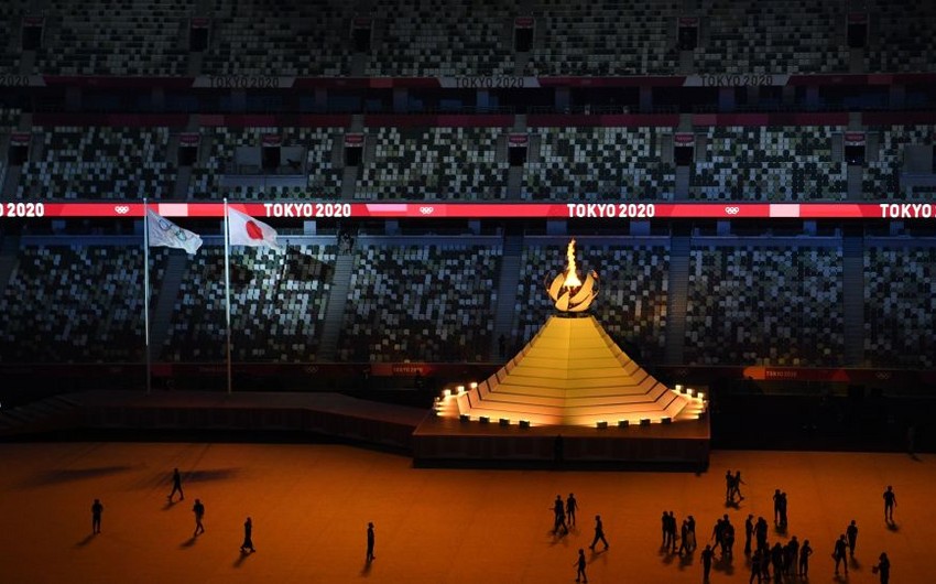 В Токио погас олимпийский огонь