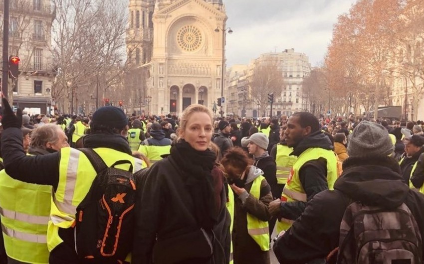 Aktrisa Uma Turman Parisin mərkəzindəki etiraz aksiyasına qatılıb