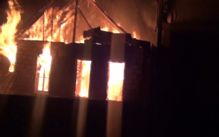 ​В Нефтчале загорелся частный дом, 1 человек получил тяжелые ожоги