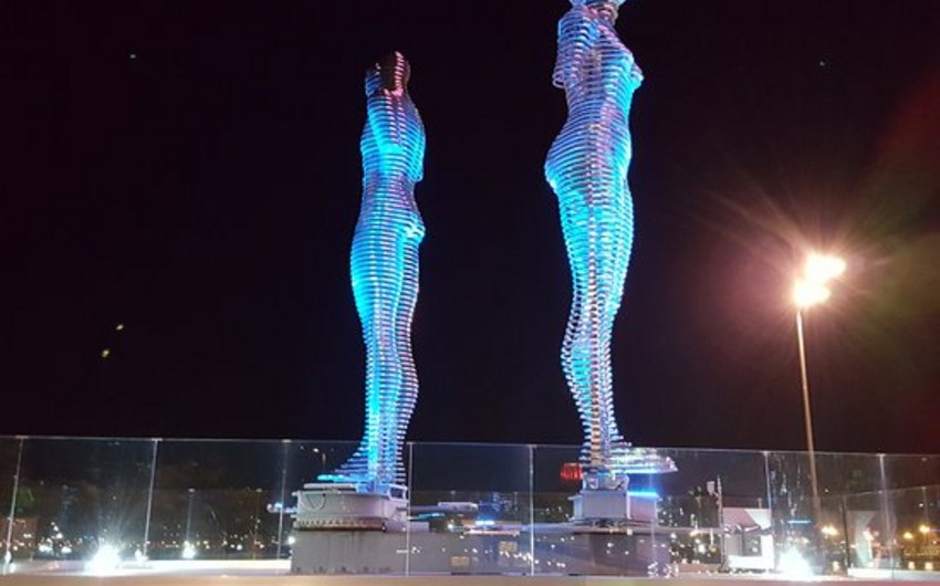 Скульптура Али и Нино названа одной из самых необычных в мире