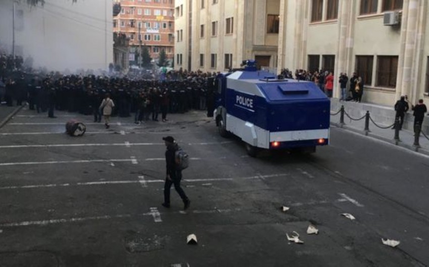 СМИ: В Тбилиси отправлены под арест 10 участников акций протеста