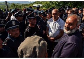 Ermənistan polisi arxiyepiskop Baqrata xəsarət yetirib, 26 etirazçı saxlanılıb - YENİLƏNİB-3