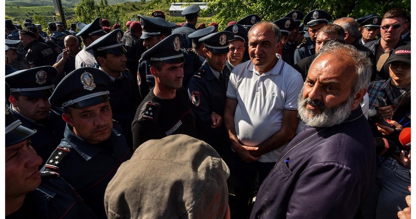 Ermənistan polisi arxiyepiskop Baqrata xəsarət yetirib, 26 etirazçı saxlanılıb - YENİLƏNİB-3