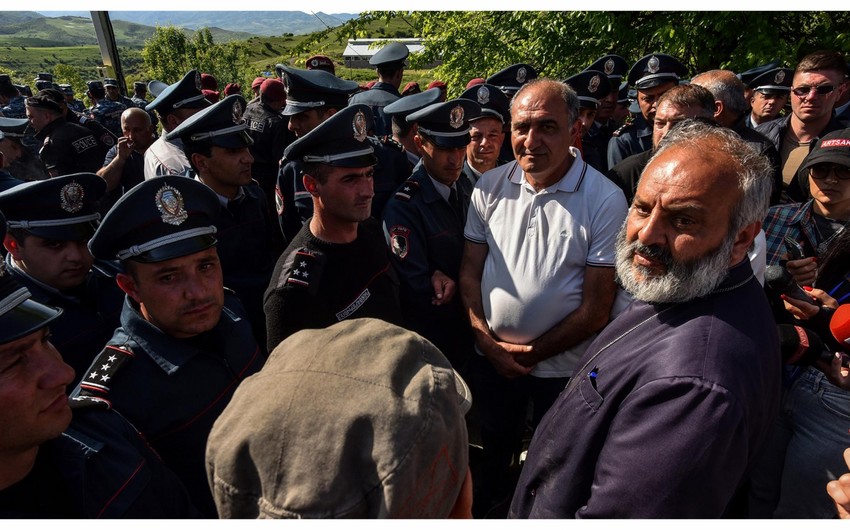 Ermənistan polisi arxiyepiskop Baqrata xəsarət yetirib, 26 etirazçı saxlanılıb - YENİLƏNİB-3