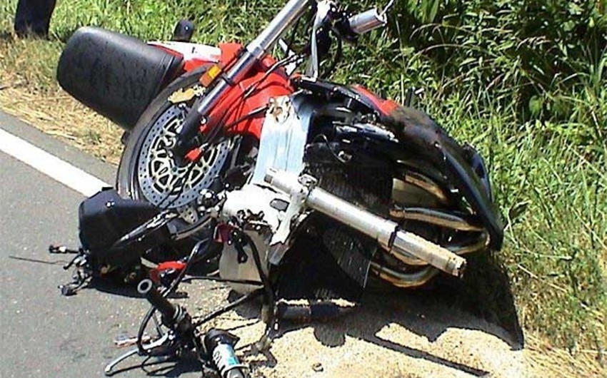 В Сальяне мотоцикл разбился о дерево, водитель ранен