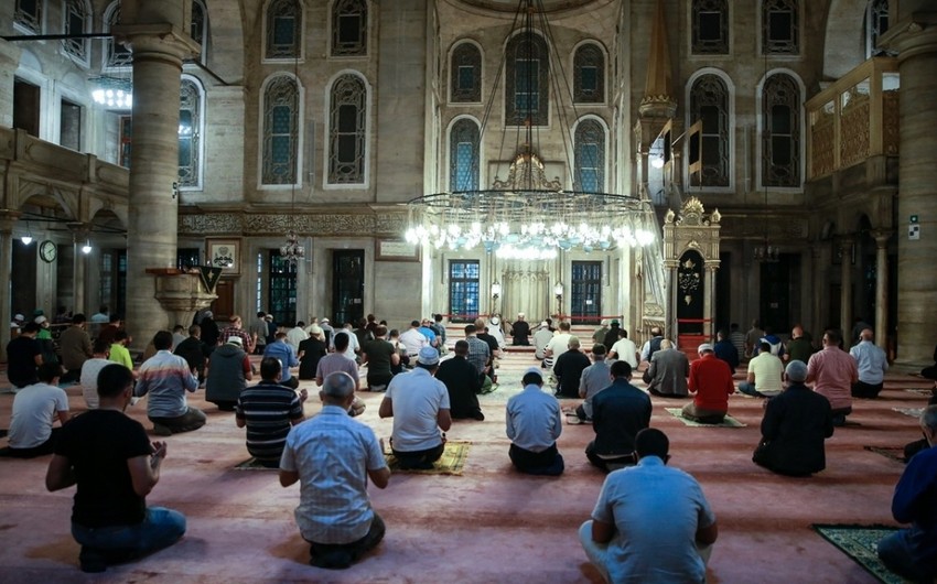 Turkey reopens mosques for mass prayers
