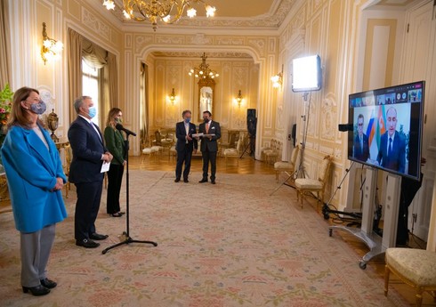 Посол Азербайджана вручил верительные грамоты президенту Колумбии