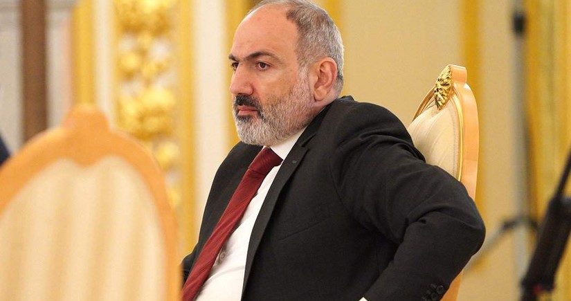 Pashinyan discusses introduction of curfew in Yerevan with his team