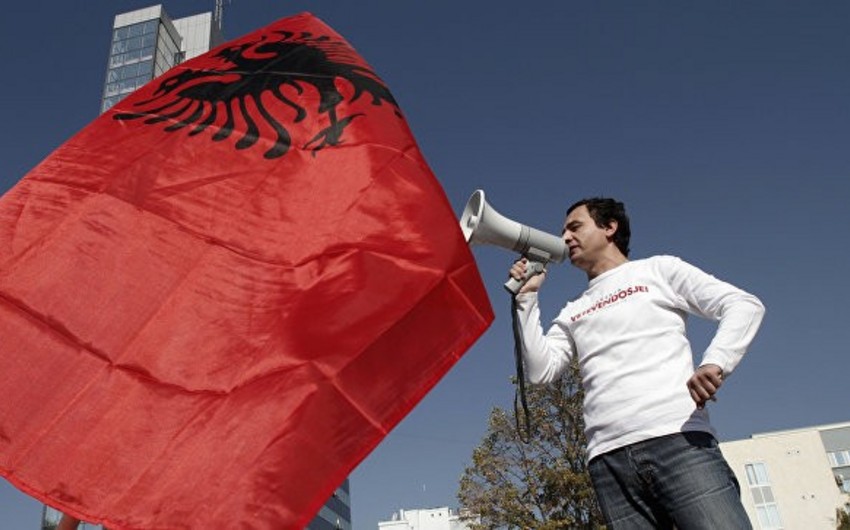 В Албании тысячи протестующих призвали к отставке премьер-министра страны