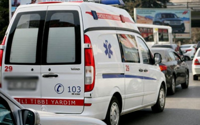 В Баку 37-летний мужчина нанес себе ножевые ранения