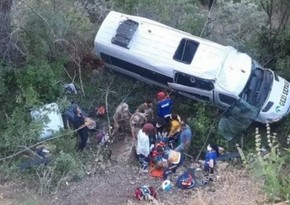 В Турции микроавтобус с туристами упал в пропасть, пострадали 18 человек