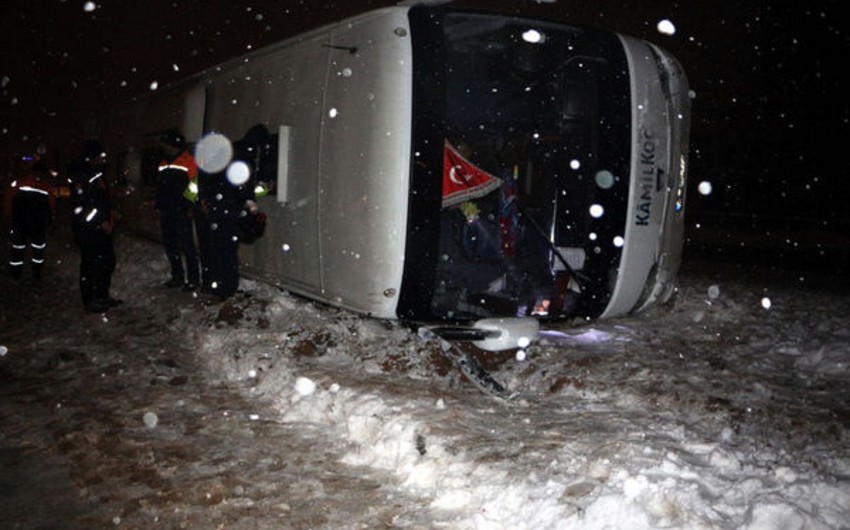 Türkiyədə sərnişin avtobusu qəzaya uğrayıb, onlarla yaralı var