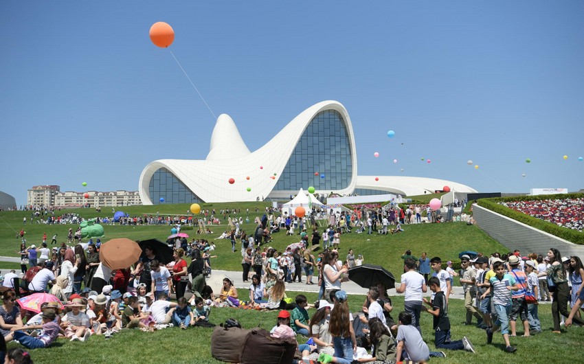 Heydər Əliyev Mərkəzinin parkında Uşaq festivalı keçirilib