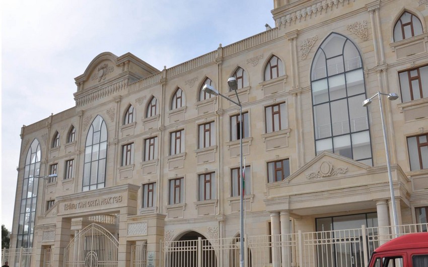 В Баку учащийся средней школы получил травму