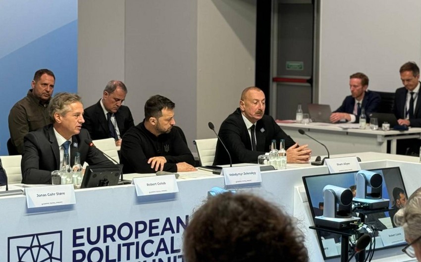 Ilham Aliyev attends roundtable within European Political Community summit