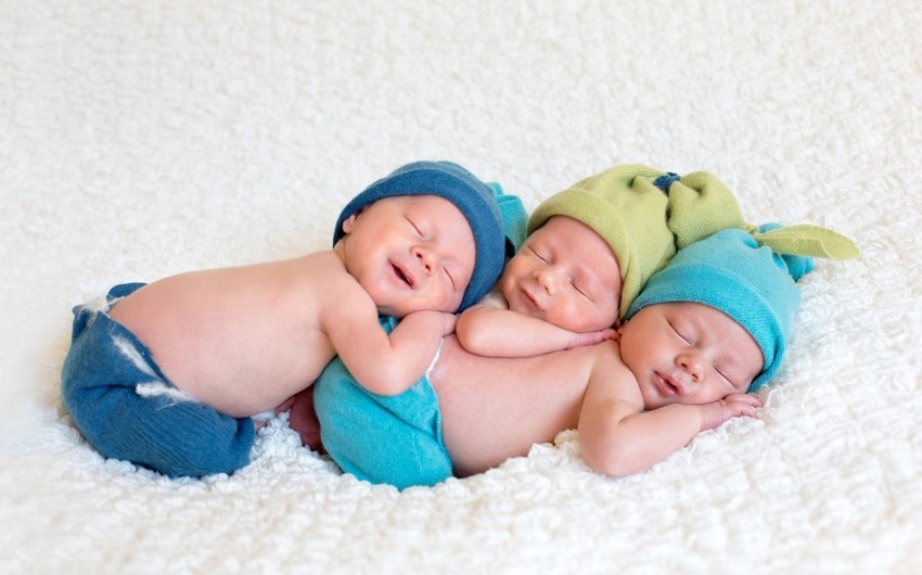 В этом году в Азербайджане родились 1962 близнеца, 84 тройняшек
