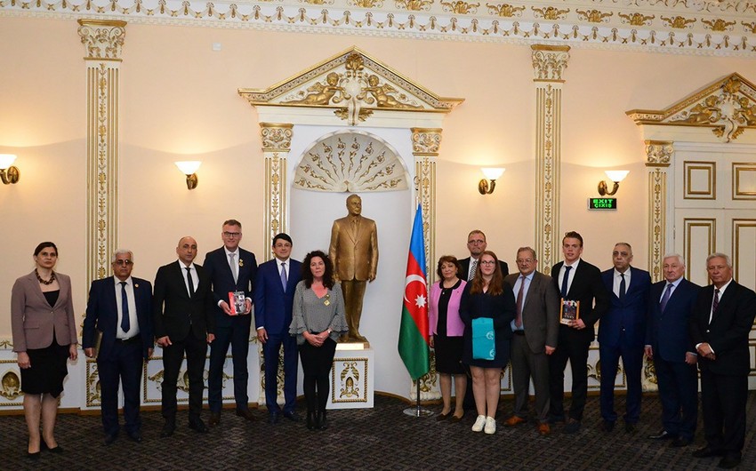 Госкомитет по работе с диаспорой вручил медаль дочери азербайджанского партизана