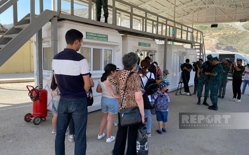 Civilian Armenians freely move through Lachin border checkpoint 