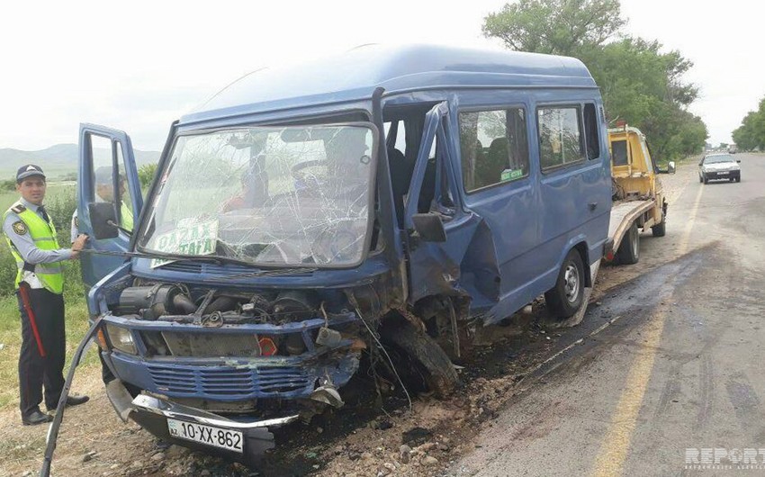 В Агстафе столкнулись микроавтобус и легковой автомобиль, пострадали 15 человек - ОБНОВЛЕНО-2
