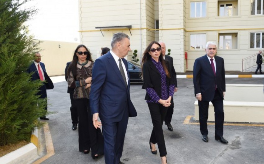 ​Azərbaycanın birinci xanımı Xırdalanda məcburi köçkün ailələri üçün inşa edilən binanın açılışında iştirak edib - FOTO