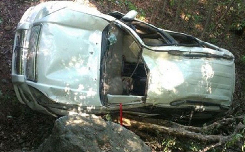 В Шеки автомобиль упал в овраг с моста, трое пострадали