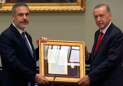 Эрдоган вручил Хакану Фидану медаль 