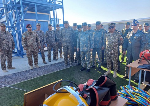 Закир Гасанов посетил один из военных кораблей Казахстана  