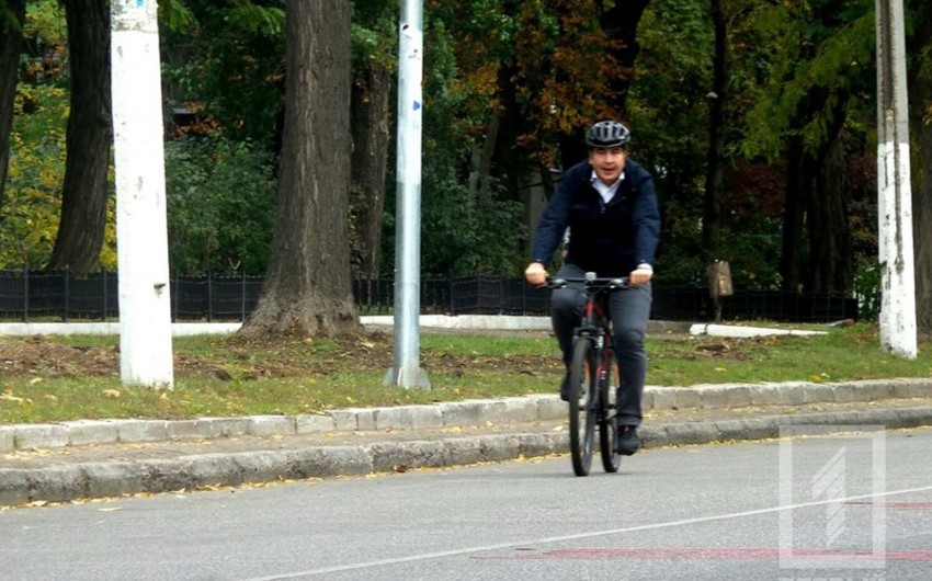 ​Саакашвили приехал на избирательный участок на велосипеде