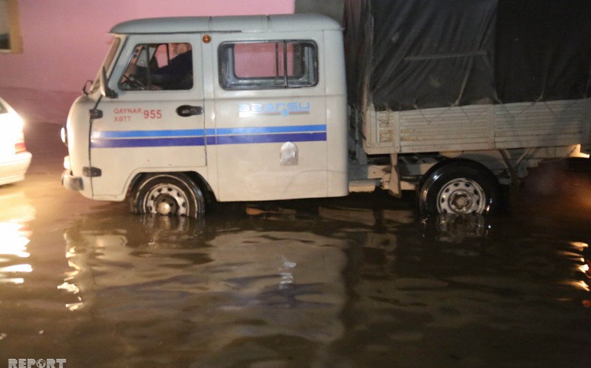 Sumqayıtda su borusunun partlaması nəticəsində yaşayış binasını su basıb