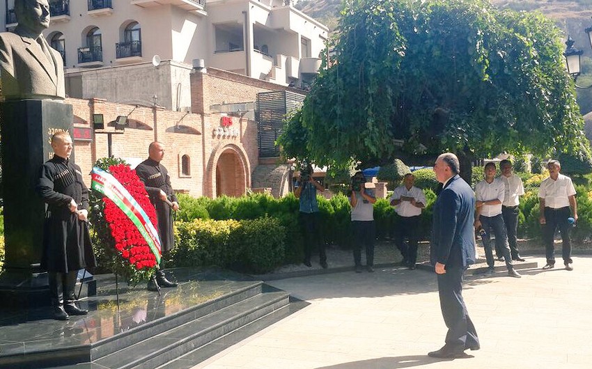 Эльмар Мамедъяров возложил венок к памятнику Гейдара Алиева в Тбилиси