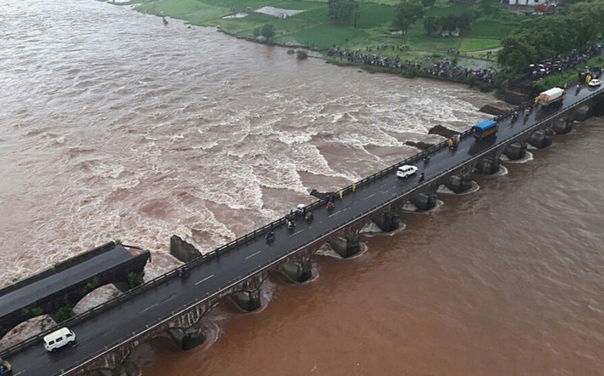 Индийские спасатели нашли 13 тел погибших при обрушения моста - ОБНОВЛЕНО