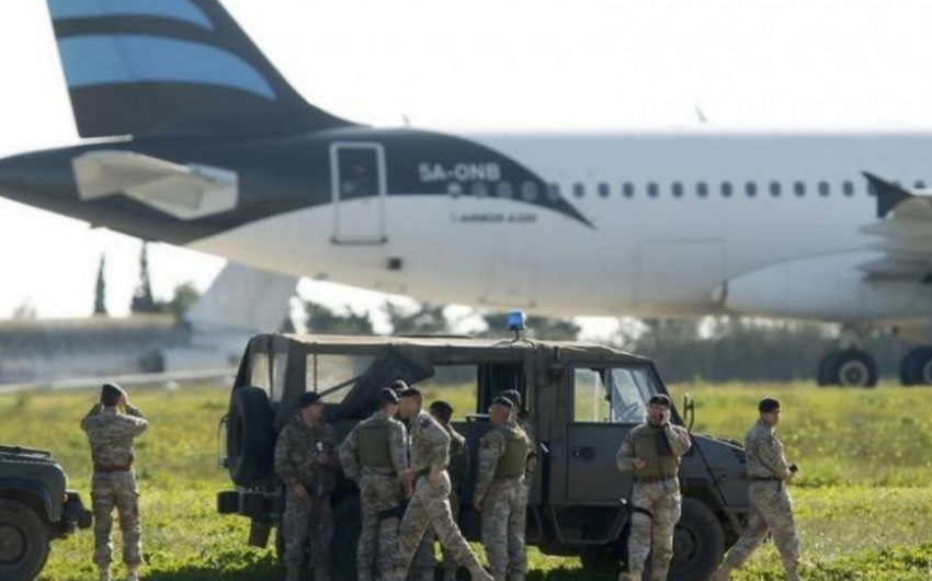 СМИ: Захватчики ливийского самолета требуют освободить из тюрьмы сына Каддафи