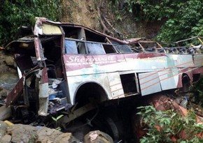 Bus falls into ravine in Mexico, leaving 10 dead