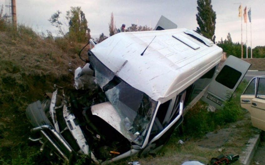 В Кыргызстане микроавтобус упал в обрыв: трое погибли