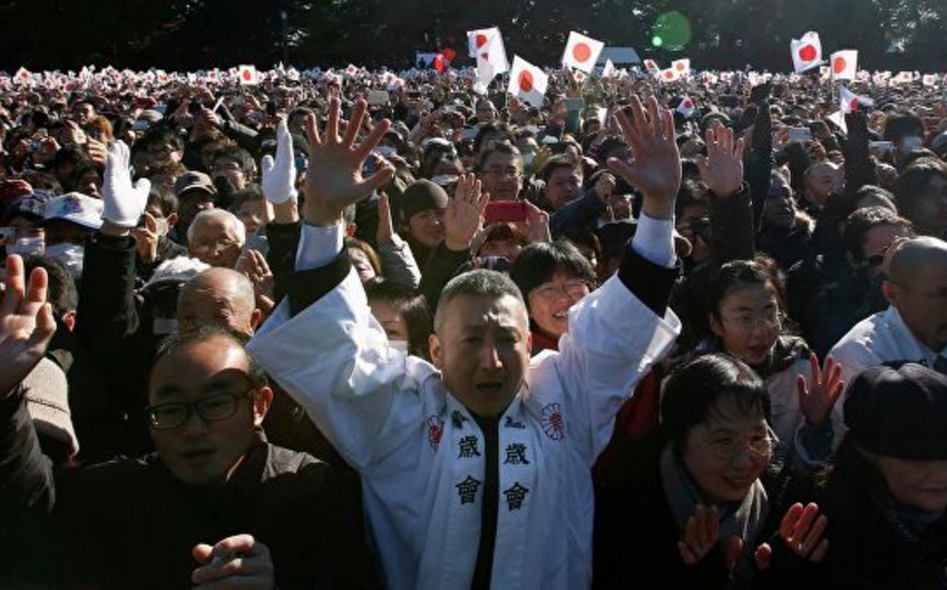 Рекордное количество японцев пришло поздравить императора с Новым годом