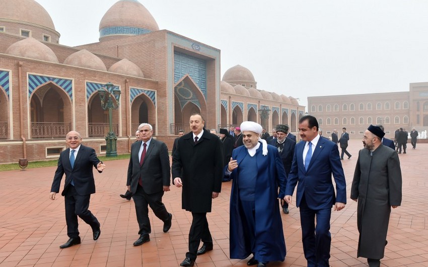 Президент Ильхам Алиев принял участие в открытии религиозного комплекса Имамзаде в Гяндже