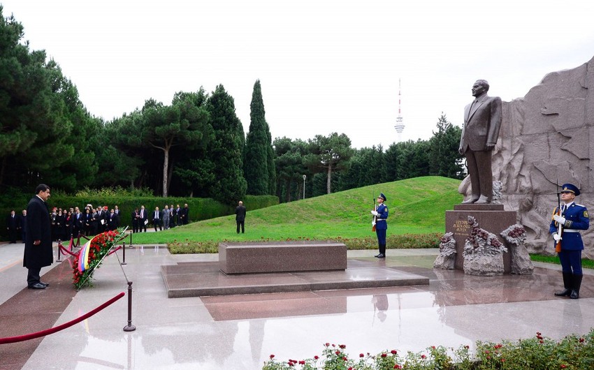 Президент Венесуэлы посетил могилу Гейдара Алиева