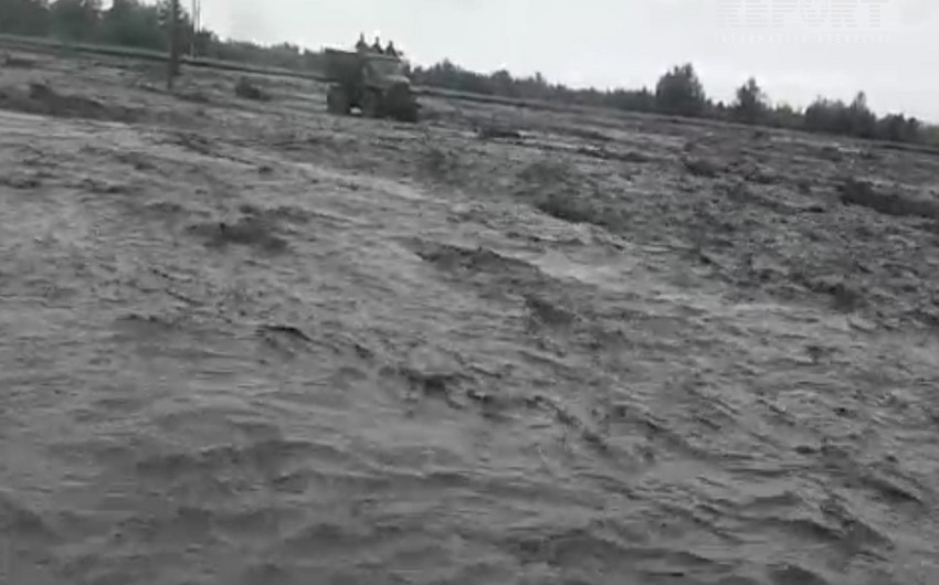 В Габале селевые потоки отрезали от центра два населенных пункта - ВИДЕО