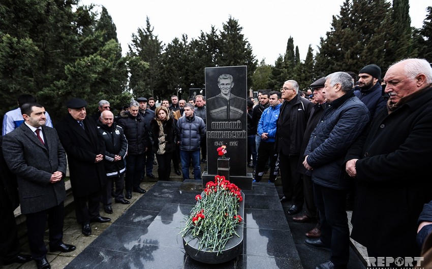 Futbol ictimaiyyəti “Neftçi”nin əfsanəvi futbolçusu Anatoli Banişevskinin məzarını ziyarət edib