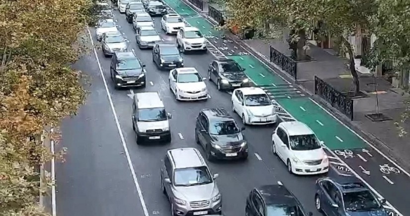 В Баку на ряде улиц и проспектов затруднено движение транспорта