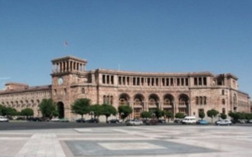 Сотрудники ереванского торгового центра  провели акцию протеста у здания правительства Армении