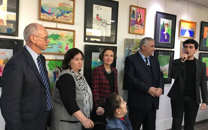 В Баку открылась выставка картин художницы, рисующей ногами