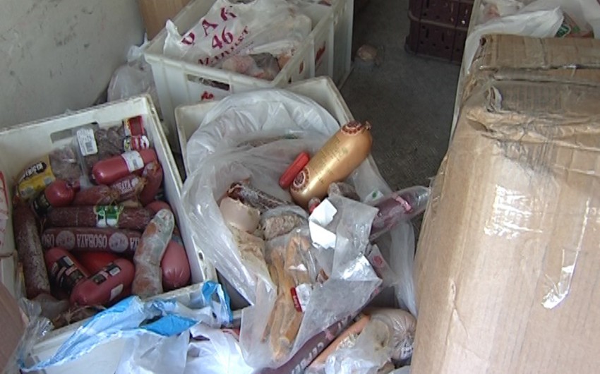 В Баку задержаны лица, занимающиеся продажей просроченной колбасы и сосисок