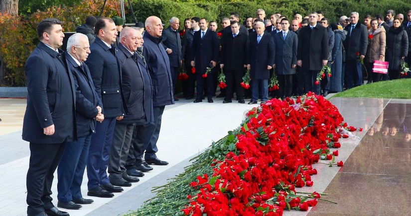 Azərbaycan Həmkarlar İttifaqları Konfederasiyasının kollektivi Fəxri xiyabanı ziyarət edib